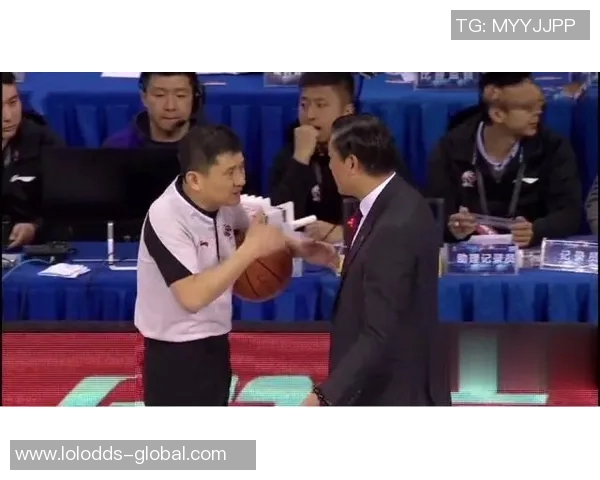 姚明遭遇裁判拦路事件引发热议球迷对裁判判罚表示不满