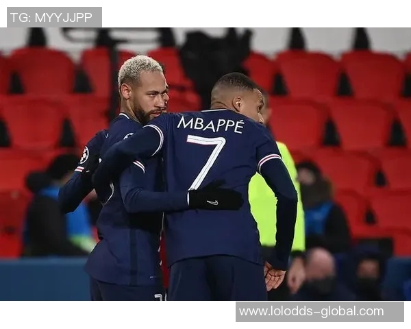 欧冠激战巴黎圣日耳曼与那不勒斯战平帽子戏法引发热议与转会传闻