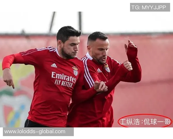 本菲卡友谊赛大胜那不勒斯争议判罚引发全场热议与绝杀瞬间回顾