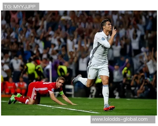 意甲激战：皇马逆转里昂帽子戏法引爆全场战术解析与精彩瞬间回顾