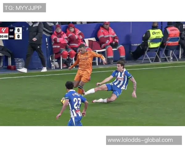 国王杯激战曼联与皇马战成平局神扑时刻引发全场狂欢 国王杯激战曼联与皇马战成平局神扑时刻引发全场狂欢