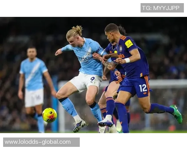 英超焦点战曼城与曼联战成平局争议判罚引发全场热议 英超焦点战曼城与曼联战成平局争议判罚引发全场热议