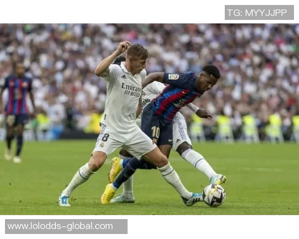 国王杯经典对决巴萨与皇马鏖战平局引发全场热议